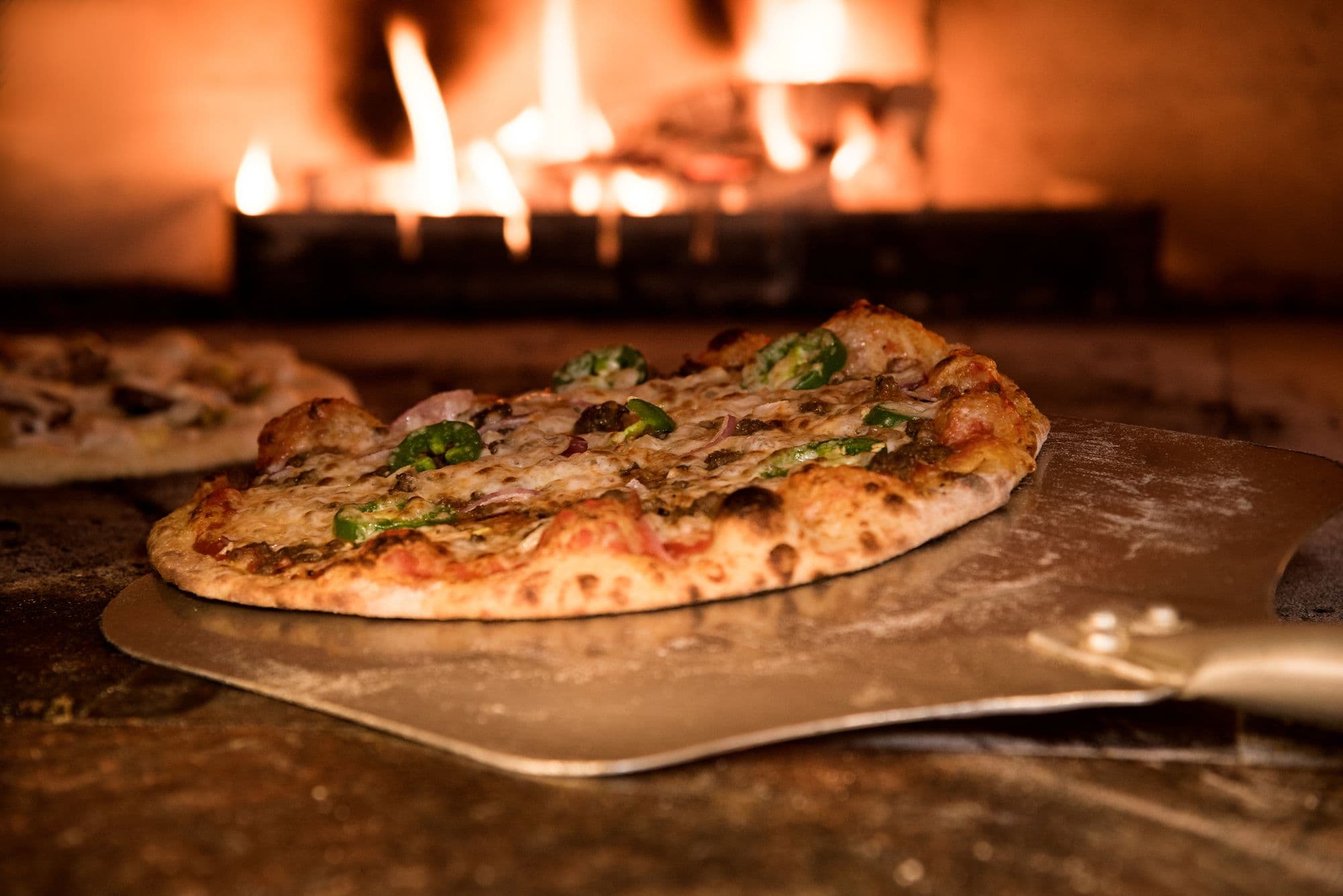 Neapolitanische Pizza aus dem Ofen der Bar Osteria Dove