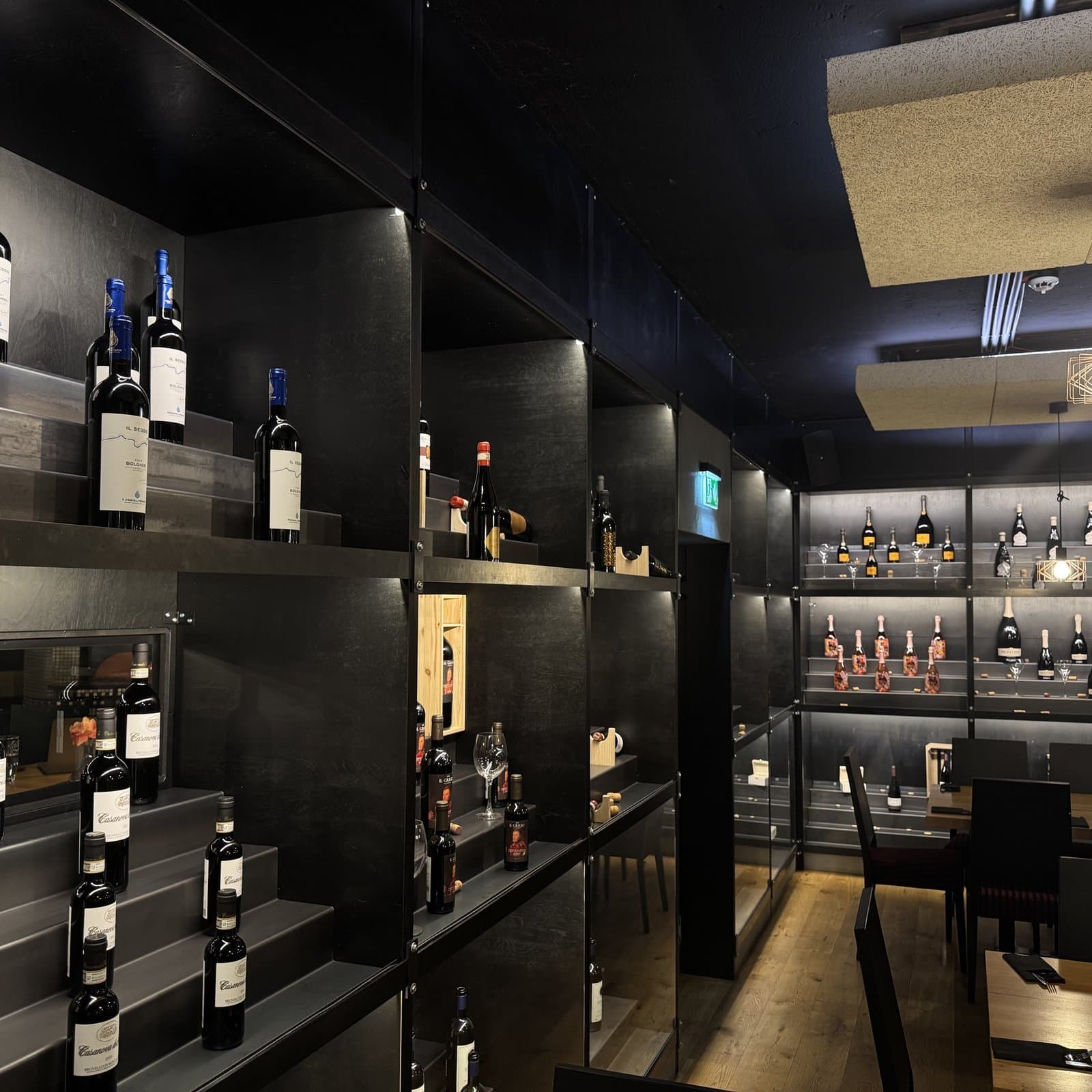 Der Weinraum der Bar Osteria Dove mit Regalen voller italienischer Weine